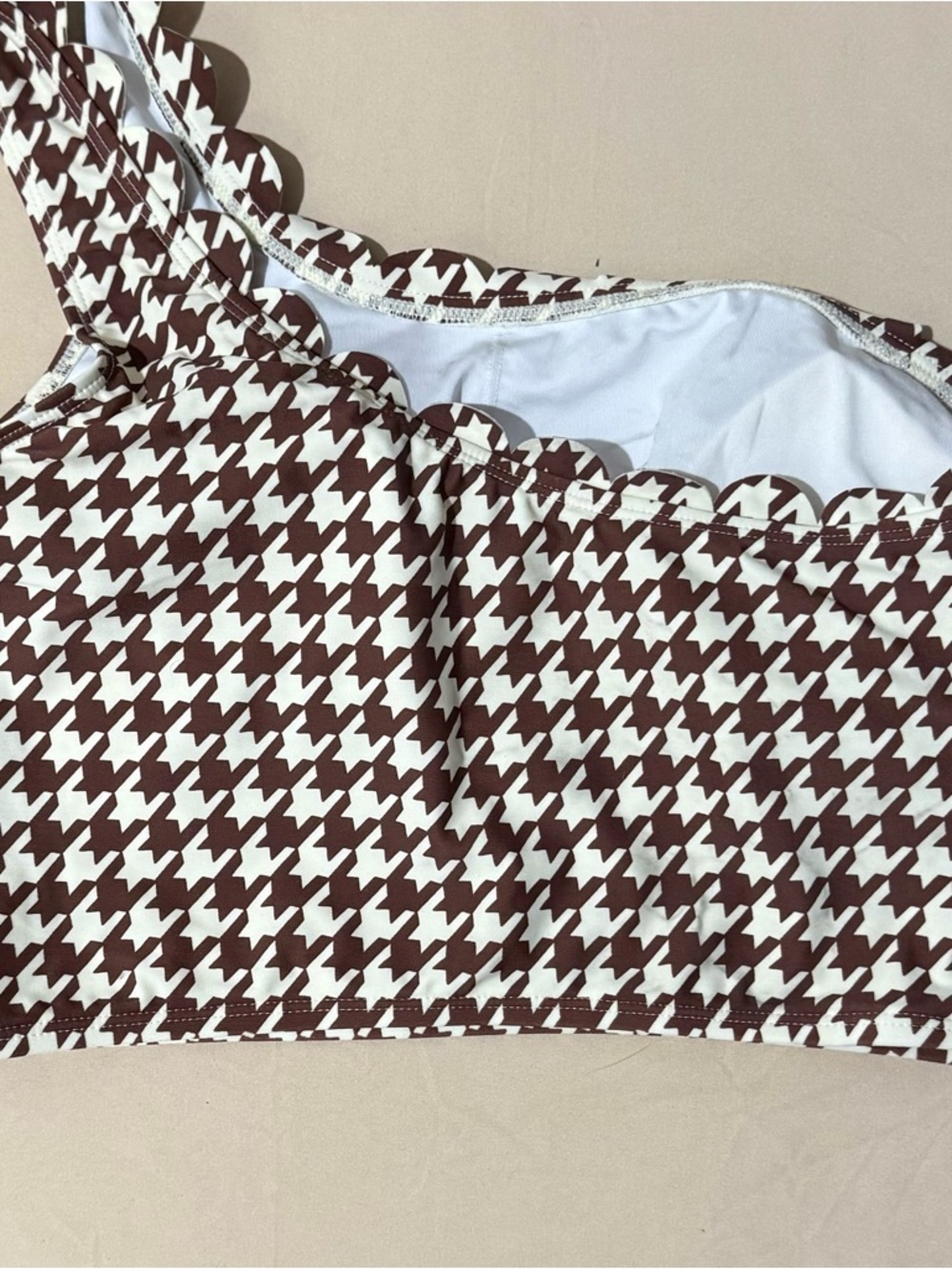 NWT. Women's Cupshe White and Brown Houndstooth Scalloped Top - Picture 4 of 7